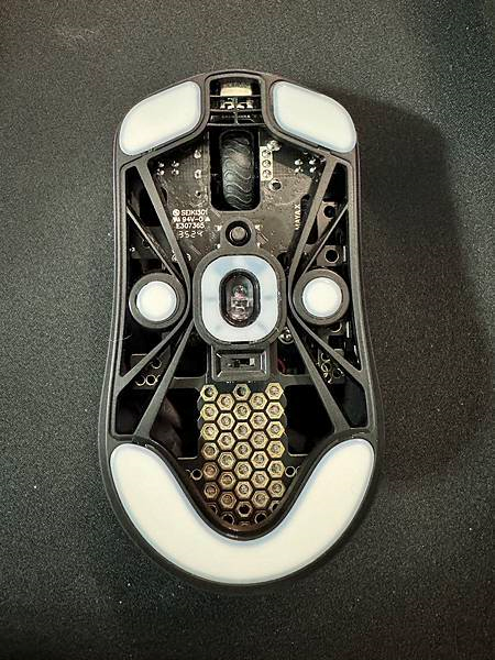 The Maya X is equipped with high-quality mouse feet